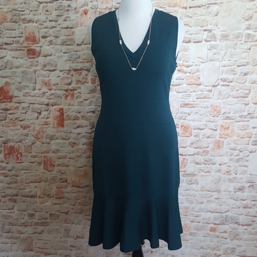 New Vince Camuto Vneck Sleeveless Dress